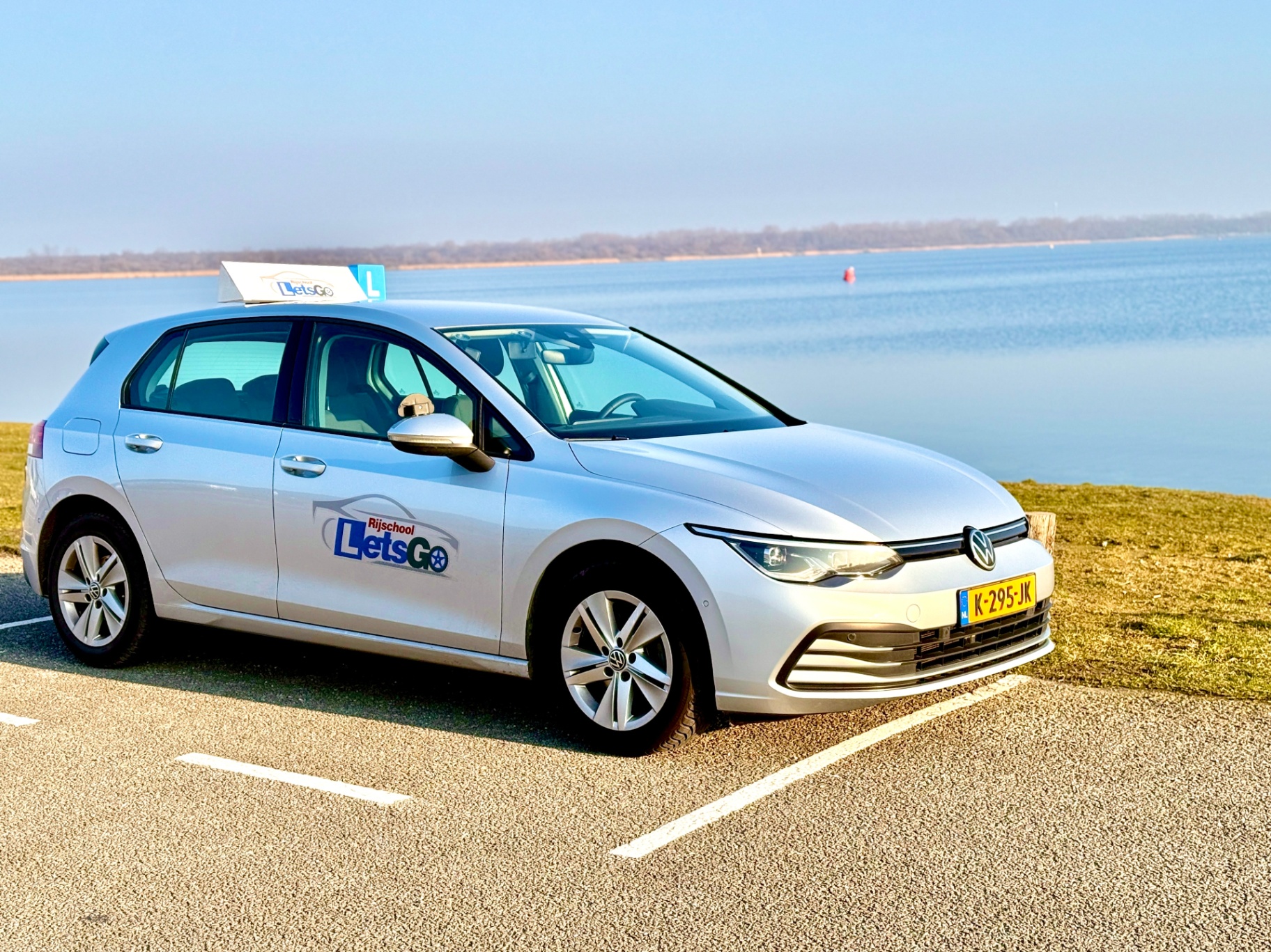 Lesauto van Rijschool LetsGo bij het water
